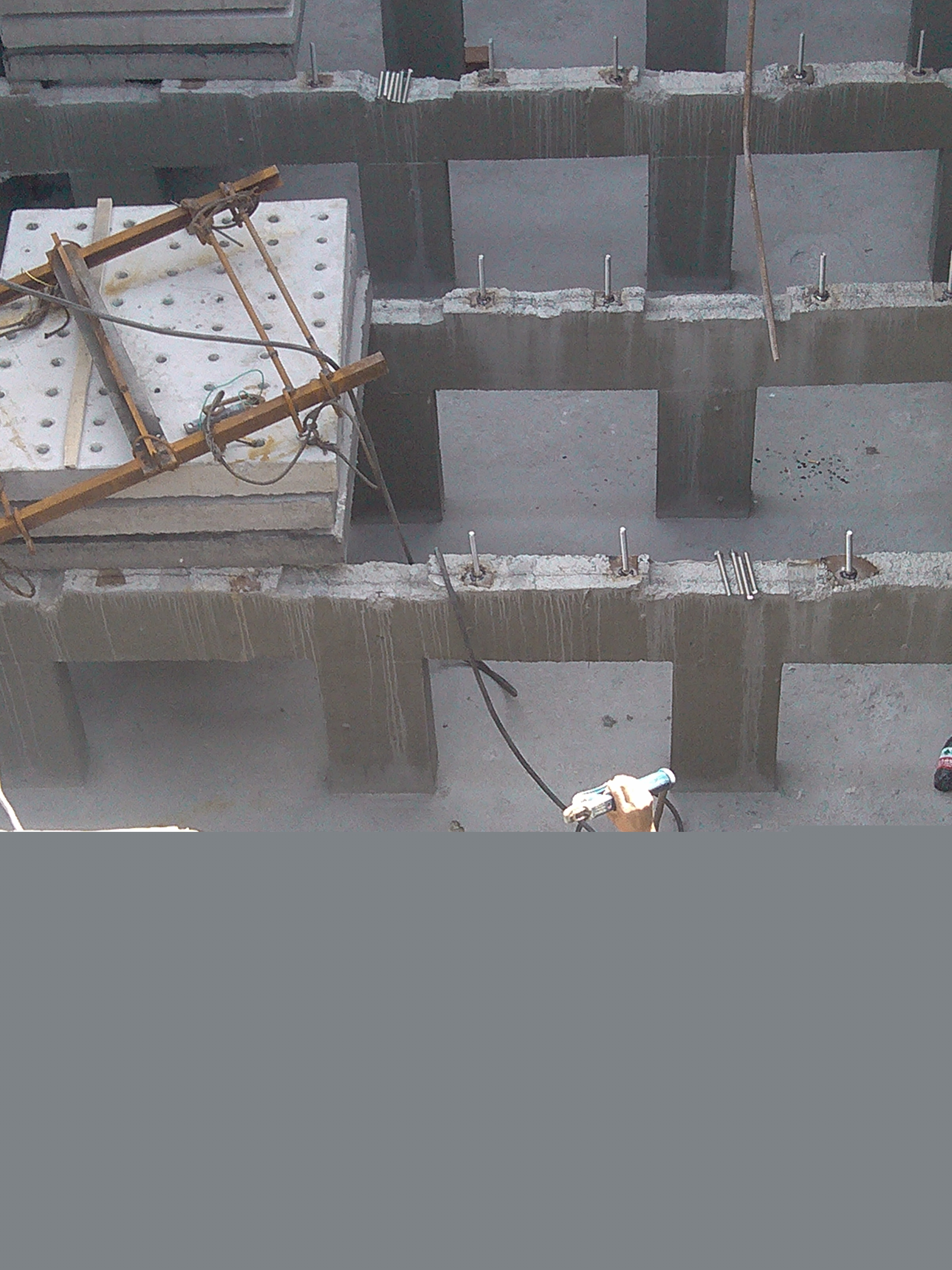 鞏義水廠項(xiàng)目，混凝土濾板安裝